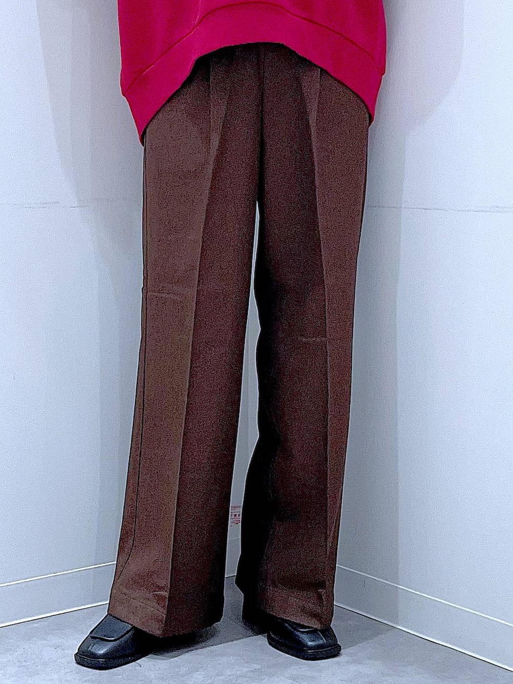 ブラック系のブーツ、ブラウン系のスラックス、ブラック系のバックパック/リュックを着用したレディースの冬コーディネートの8枚目の写真