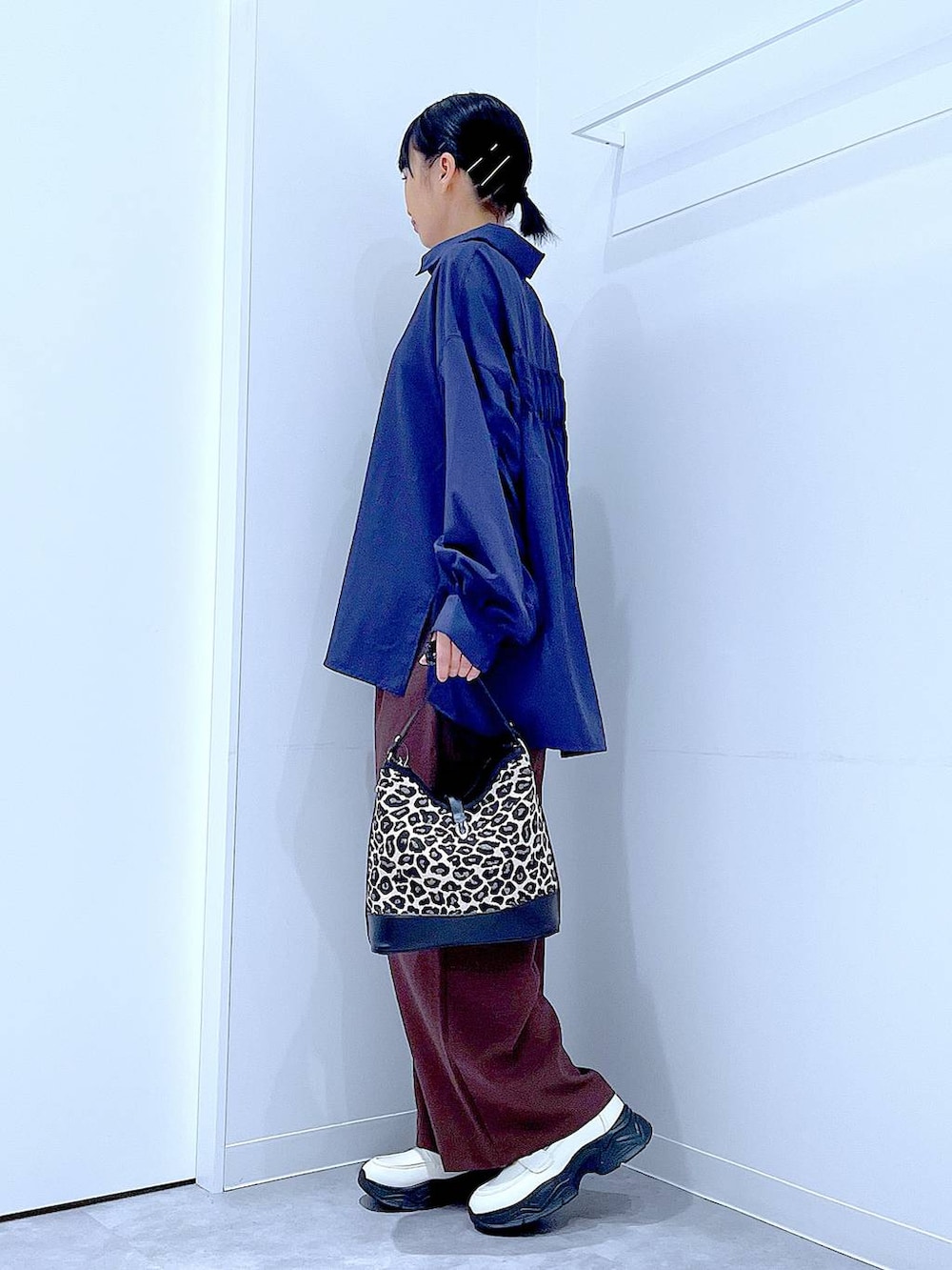 ブラウン系のその他パンツ、ホワイト系のローファー、その他のショルダーバッグを着用したレディースの秋コーディネートの3枚目の写真