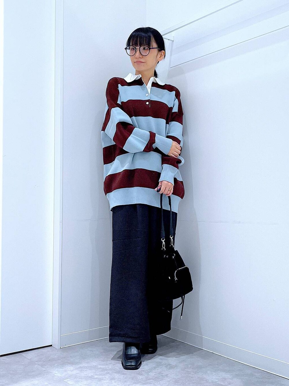 ブラック系のその他パンツ、ブラック系のショルダーバッグ、ブラウン系のニット/セーターを着用したレディースの秋コーディネートの2枚目の写真