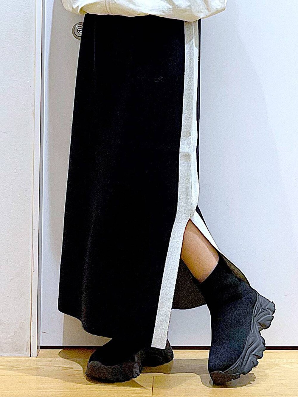 ブラック系のスカート、ベージュ系のブルゾン、グレー系のショルダーバッグを着用したレディースの秋コーディネートの8枚目の写真