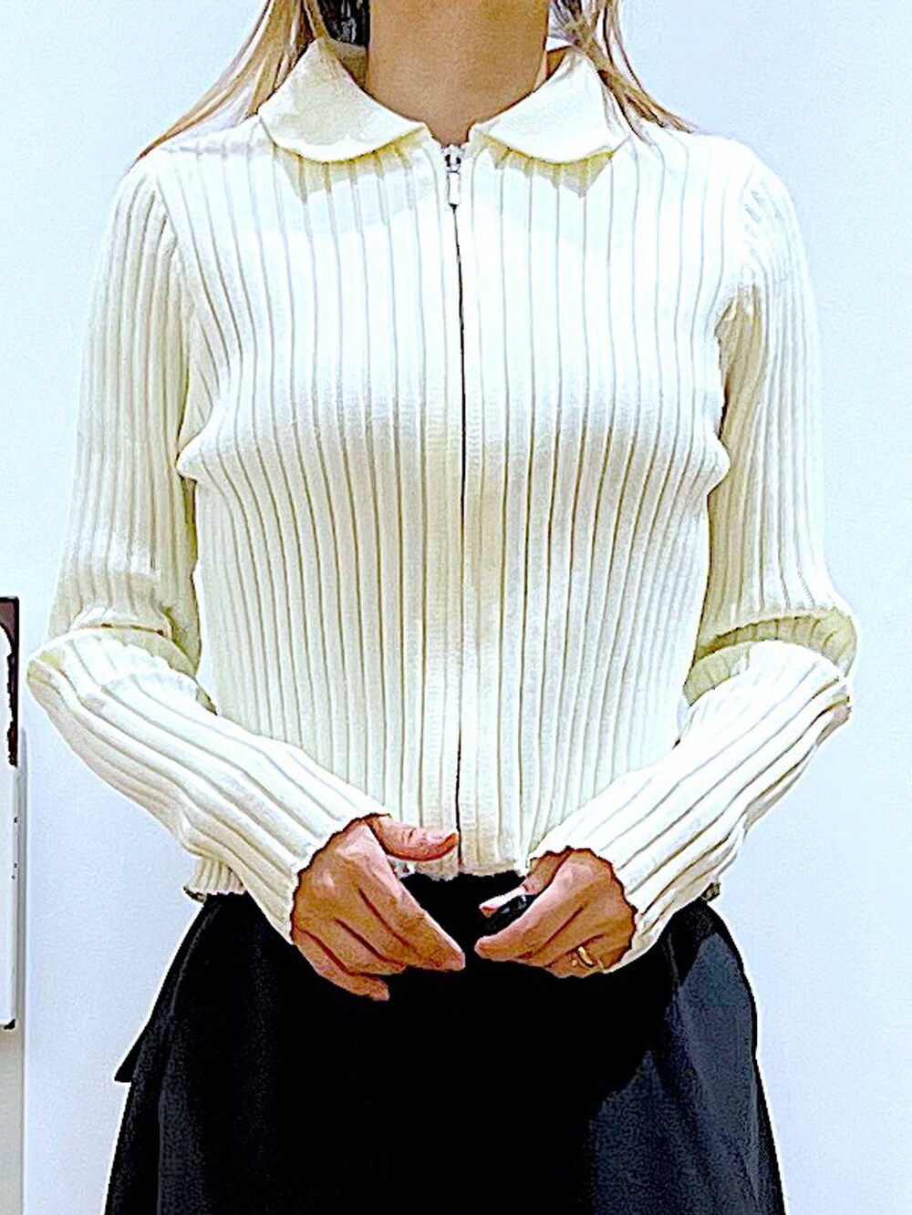 ブラック系のその他パンツ、ベージュ系のカーディガン/ボレロ、ベージュ系のブーツを着用したレディースの春コーディネートの7枚目の写真