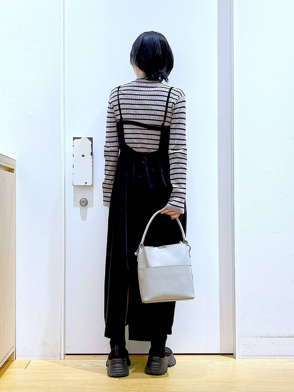 その他のニット/セーター、グレー系のショルダーバッグ、ブラック系のブーツを着用したレディースの冬コーディネートの5枚目の写真