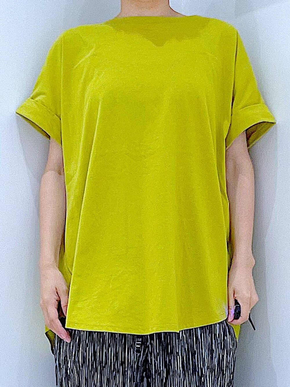 ブラック系のスニーカー、ブラック系のショルダーバッグ、グリーン系のTシャツ/カットソーを着用したレディースの夏コーディネートの7枚目の写真