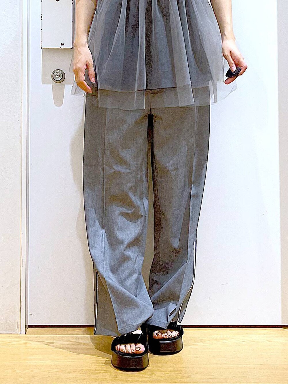 ブラック系のショルダーバッグ、ブラック系のサンダル、ブラック系のTシャツ/カットソーを着用したレディースの夏コーディネートの8枚目の写真