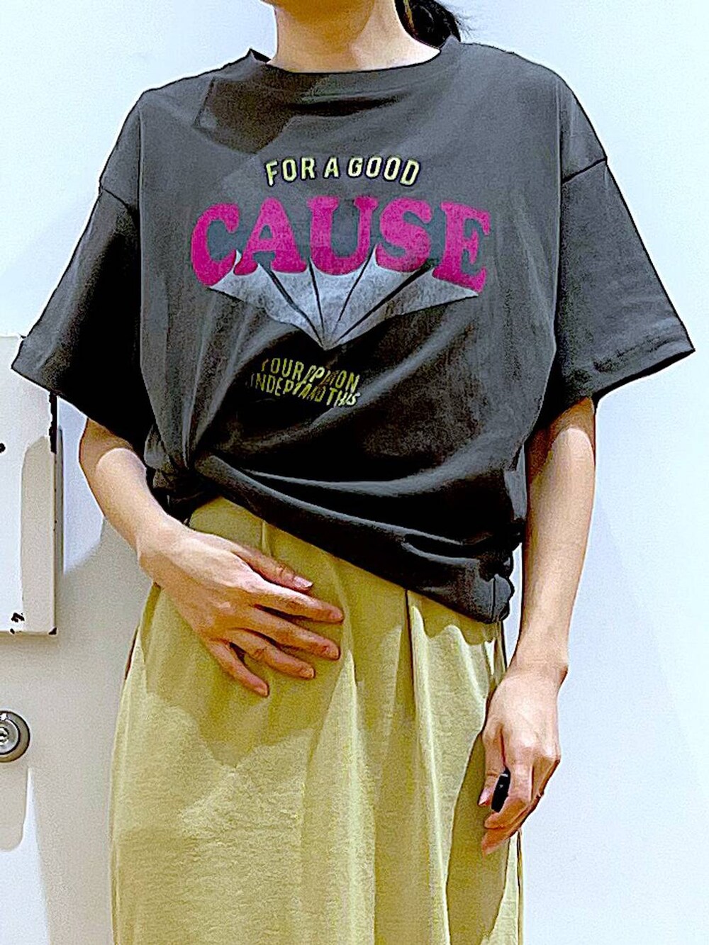 ホワイト系のショルダーバッグ、イエロー系のワンピース、ホワイト系のパンプスを着用したレディースの春コーディネートの7枚目の写真