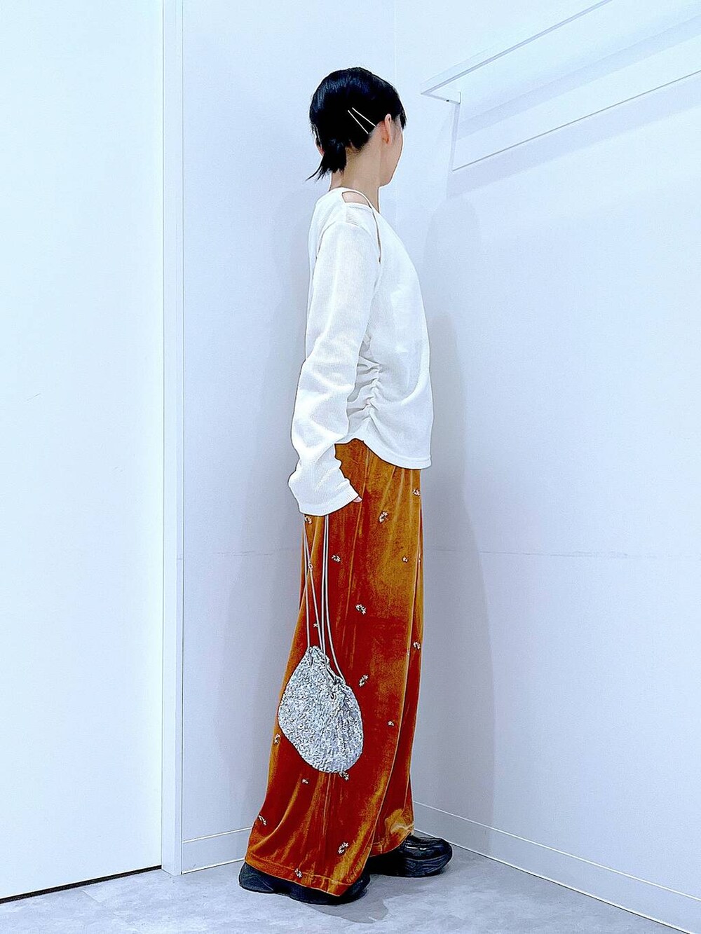 シルバー系のショルダーバッグ、ブラック系のローファー、ベージュ系のTシャツ/カットソーを着用したレディースの秋コーディネートの4枚目の写真