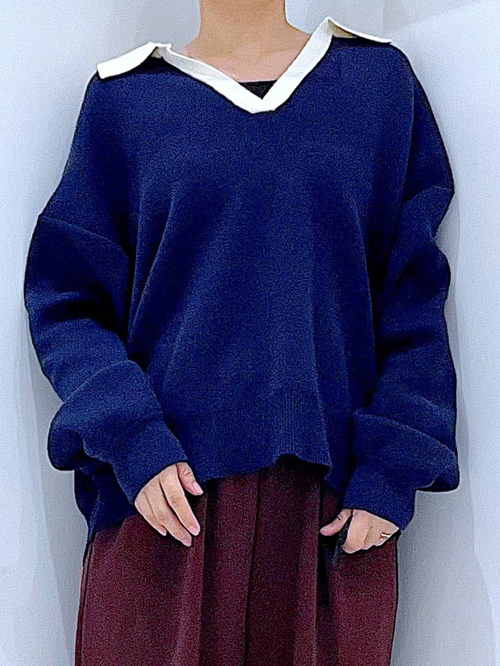 ブラウン系のボストンバッグ、ブラウン系のその他パンツ、ブルー系のニット/セーターを着用したレディースの秋コーディネートの7枚目の写真
