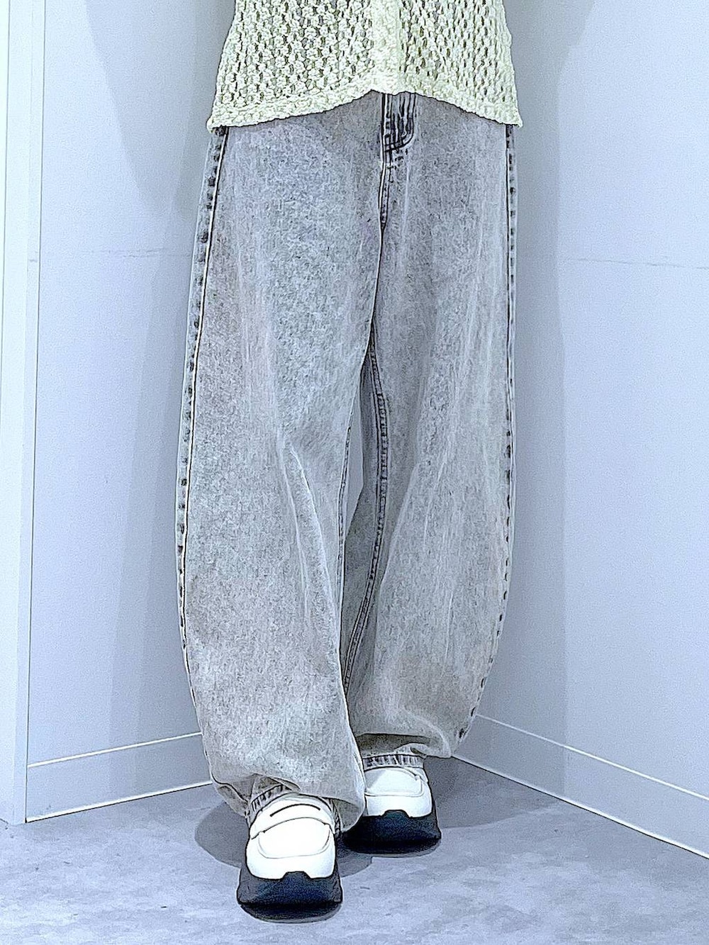 ベージュ系のデニムパンツ、ホワイト系のローファー、ホワイト系のショルダーバッグを着用したレディースの秋コーディネートの8枚目の写真