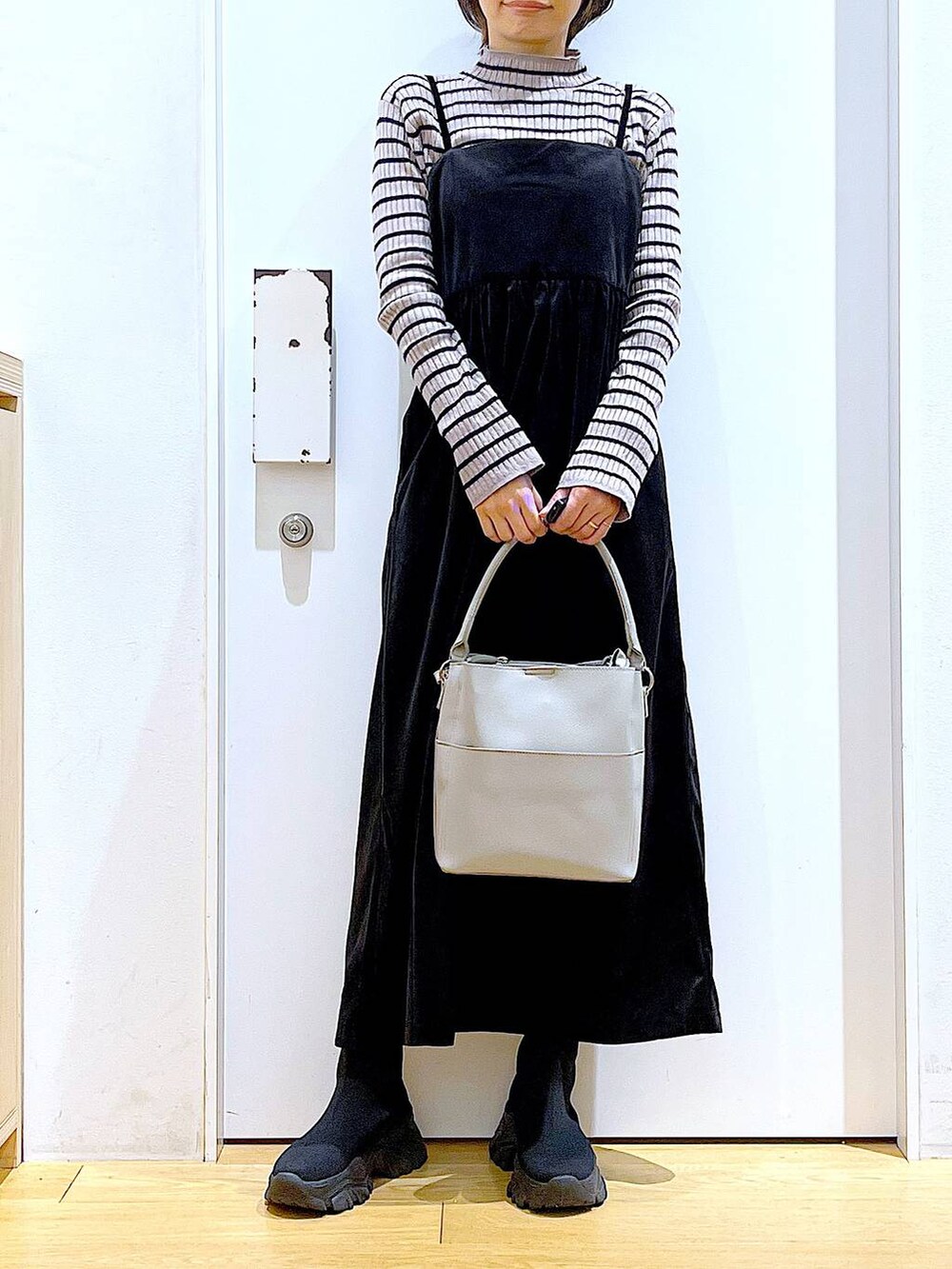 その他のニット/セーター、グレー系のショルダーバッグ、ブラック系のブーツを着用したレディースの冬コーディネートの6枚目の写真