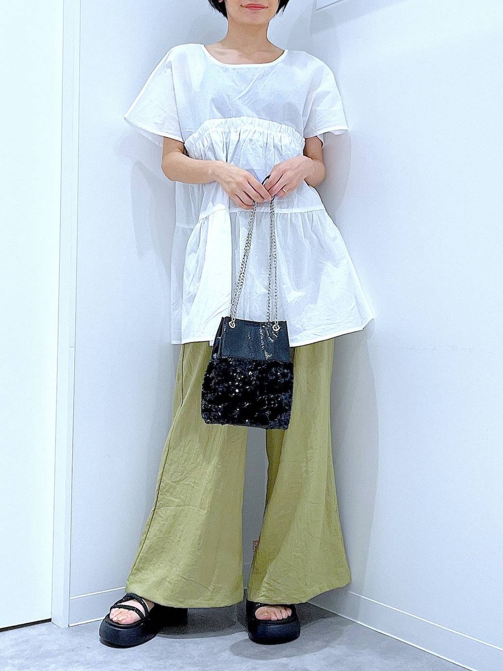 「リラックス、若見え、ゆったり、休日コーデ、骨格ウェーブ、LAKOLE、カジュアルコーデ、夏コーデ、シンプルコーデ、サンダル、体型カバー、巾着バッグ、楽ちんコーデ」｜「LAKOLEのスパンコールコンビ巾着バッグ / 290108（ショルダーバッグ、ブラック系）」を使った、あおき@LAKOLE海老名さん（レディース・156cm）の夏コーディネートの6枚目の写真