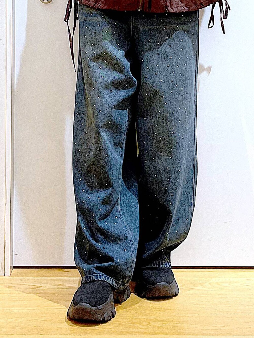 ブラック系のブーツ、ベージュ系のトートバッグ、ブラウン系のブルゾンを着用したレディースの冬コーディネートの8枚目の写真