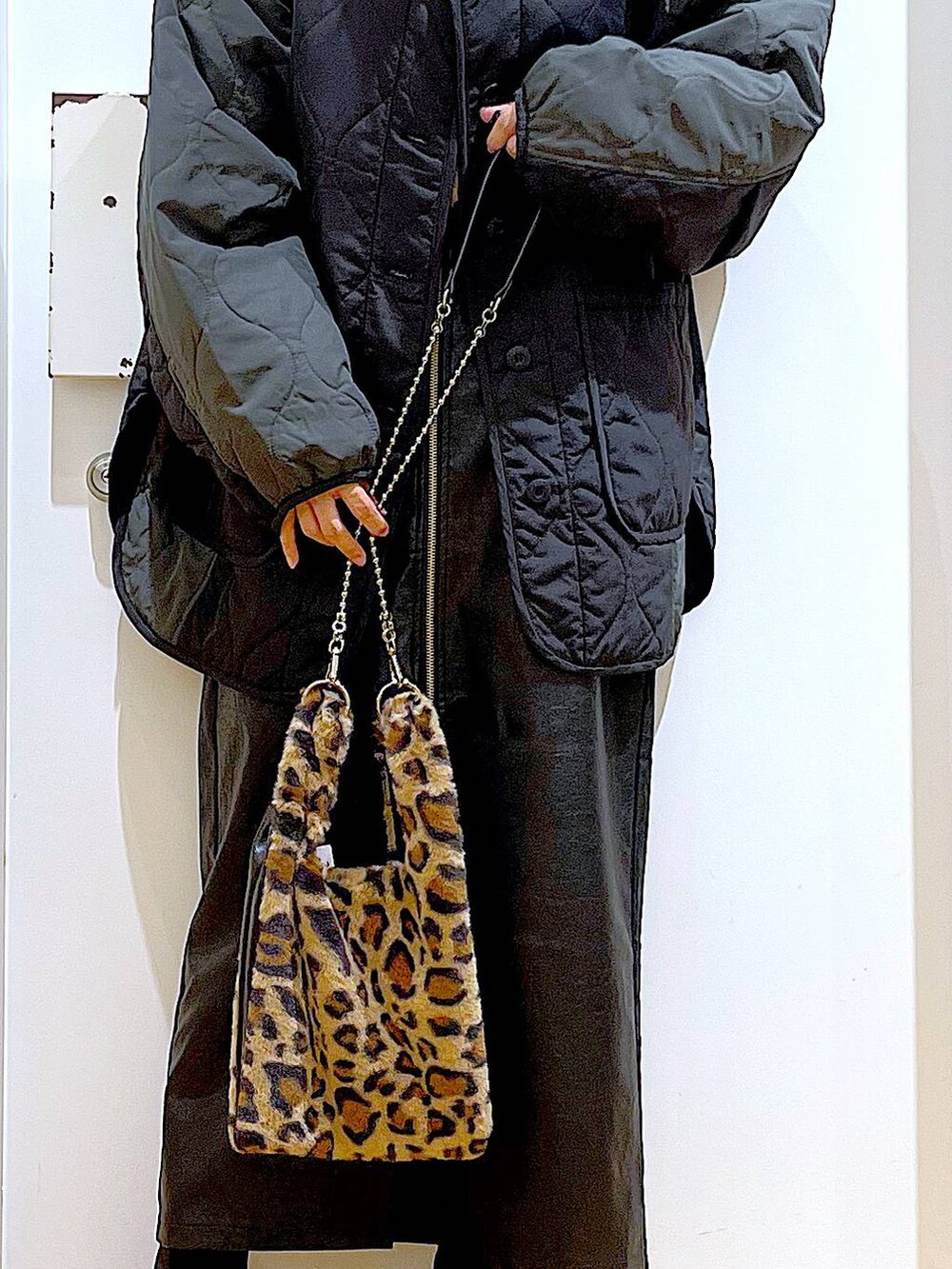 ブラック系のスカート、その他のショルダーバッグ、ブラウン系のTシャツ/カットソーを着用したレディースの秋コーディネートの9枚目の写真