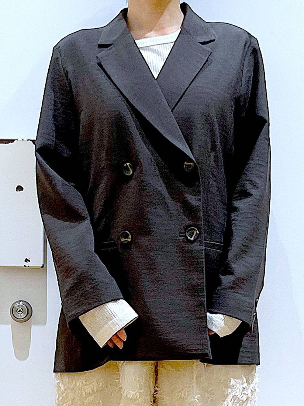 ホワイト系のトートバッグ、ホワイト系のパンプス、ホワイト系のその他パンツを着用したレディースの春コーディネートの7枚目の写真