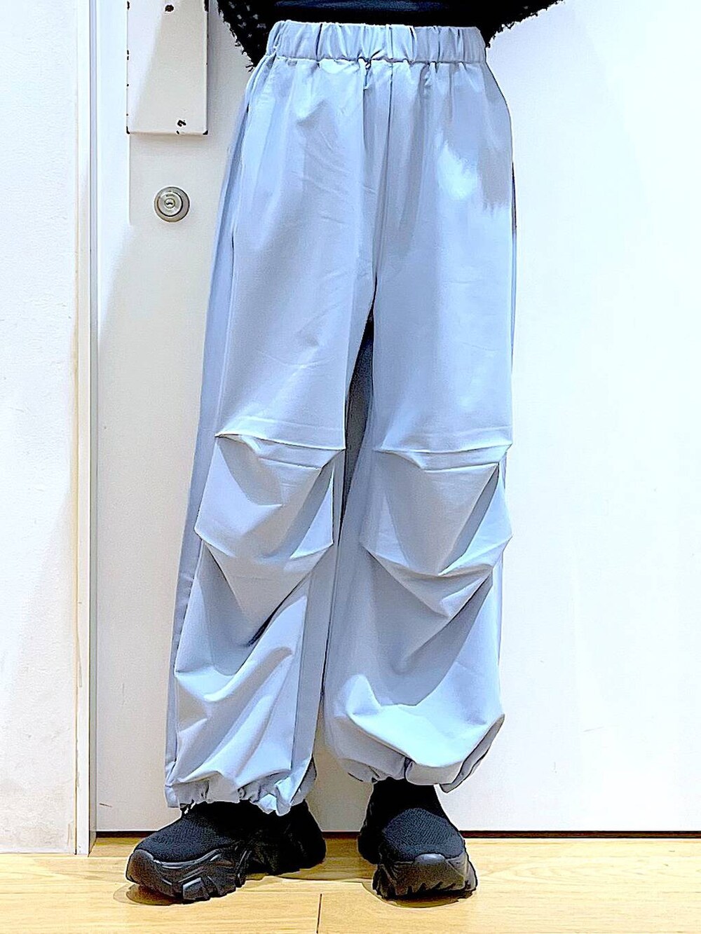 ブルー系のその他パンツ、ブラック系のシャツ/ブラウス、ブラック系のスニーカーを着用したレディースの春コーディネートの8枚目の写真