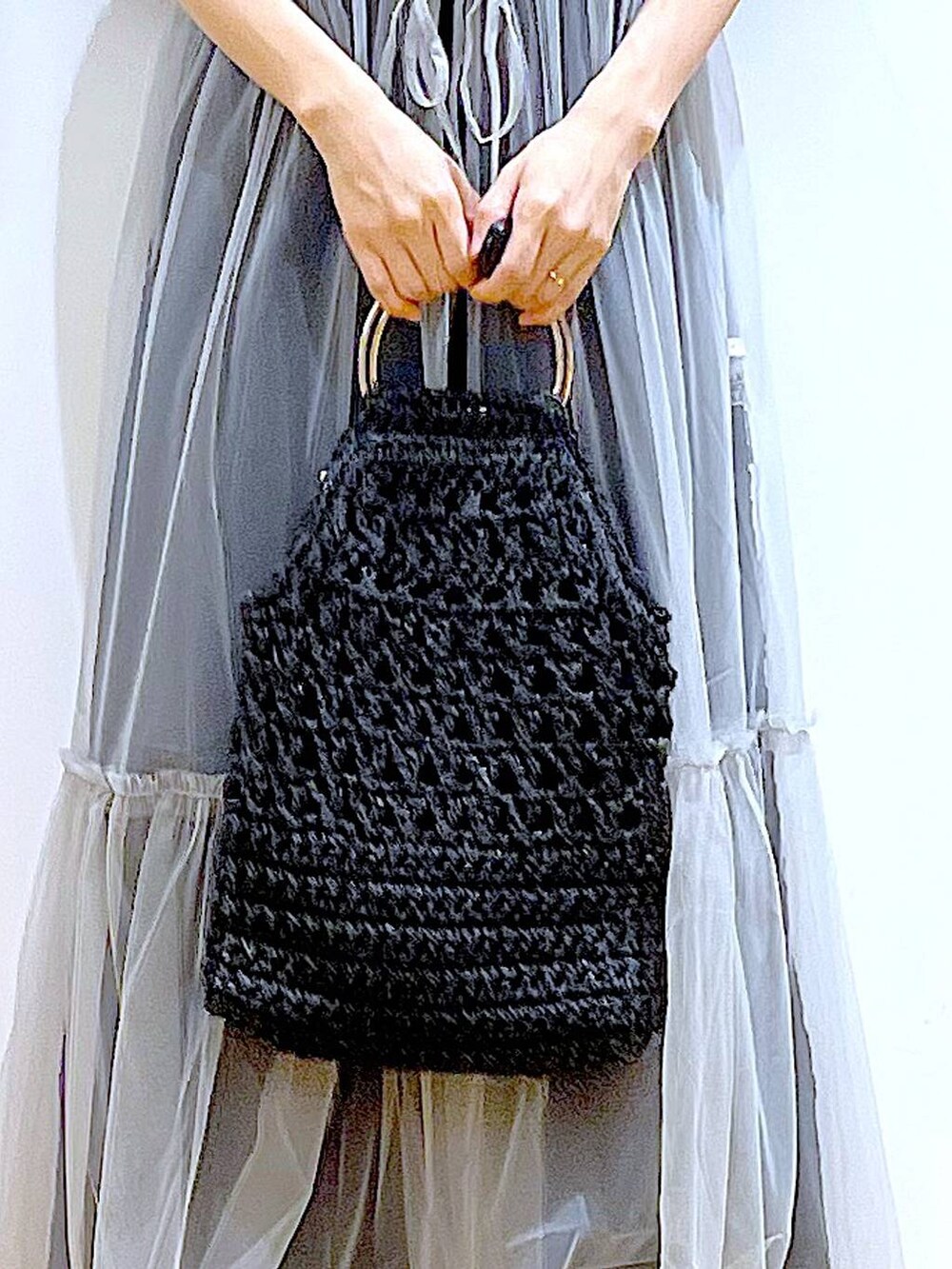 グレー系のワンピース、ブラック系のワンピース、ブラック系のサンダルを着用したレディースの春コーディネートの9枚目の写真