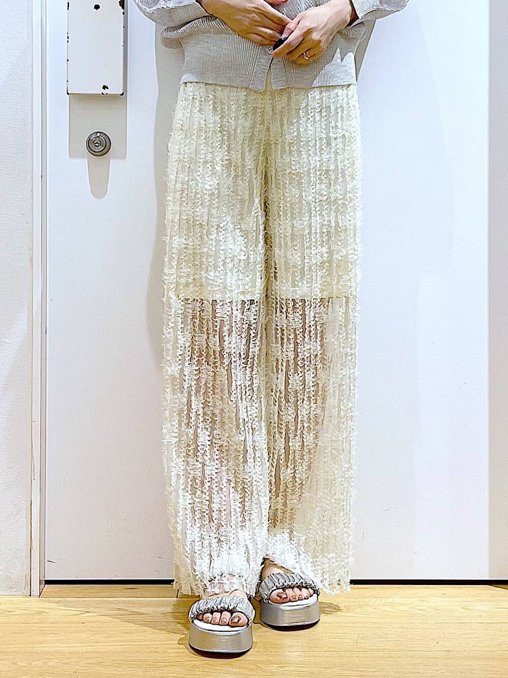 シルバー系のショルダーバッグ、ホワイト系のニット/セーター、ホワイト系のその他パンツを着用したレディースの夏コーディネートの8枚目の写真