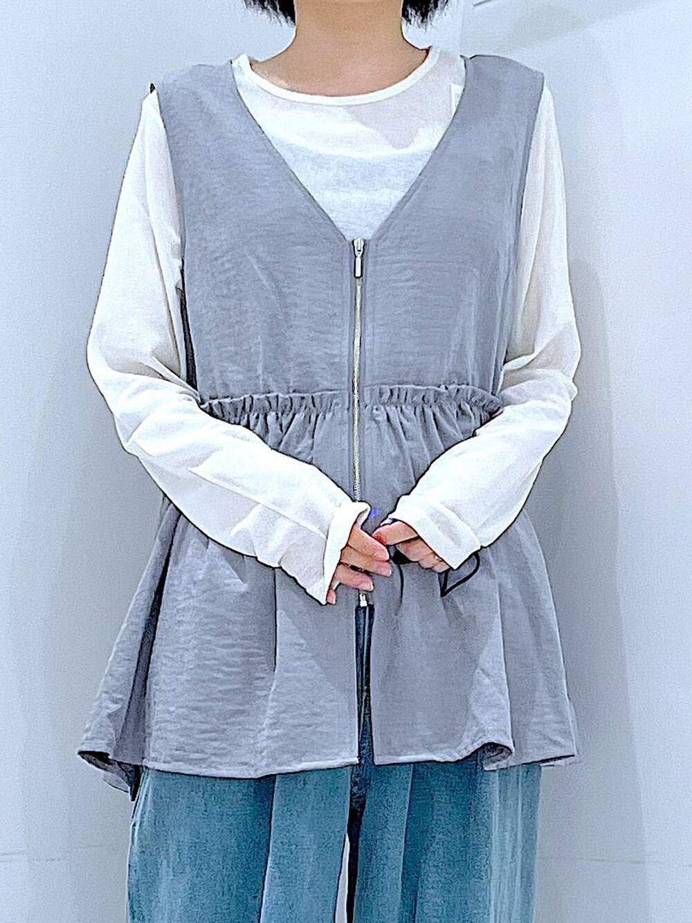 ホワイト系のTシャツ/カットソー、ブラック系のローファー、ブラック系のショルダーバッグを着用したレディースの秋コーディネートの7枚目の写真