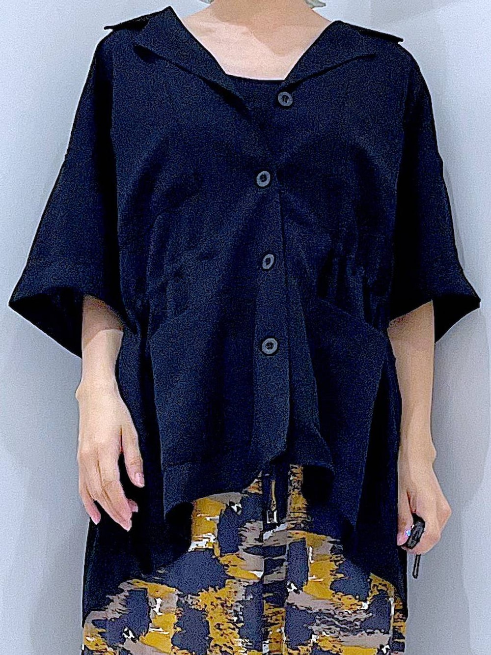 グレー系のその他パンツ、グリーン系のトートバッグ、ブラック系のサンダルを着用したレディースの夏コーディネートの7枚目の写真