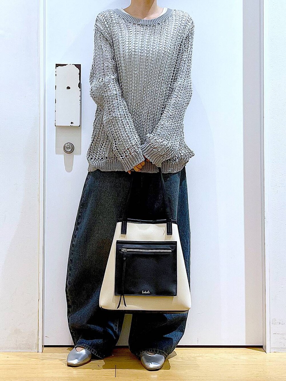 ブルー系のデニムパンツ、ホワイト系のトートバッグ、シルバー系のパンプスを着用したレディースの春コーディネートの6枚目の写真