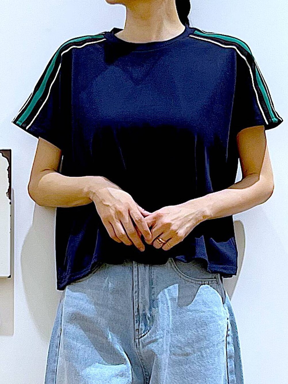 ブラック系のショルダーバッグ、その他のパンプス、ブルー系のデニムパンツを着用したレディースの夏コーディネートの7枚目の写真