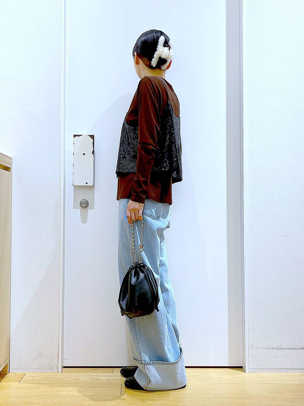 ブラック系のショルダーバッグ、ブラック系のローファー、ブラック系のベストを着用したレディースの秋コーディネートの3枚目の写真