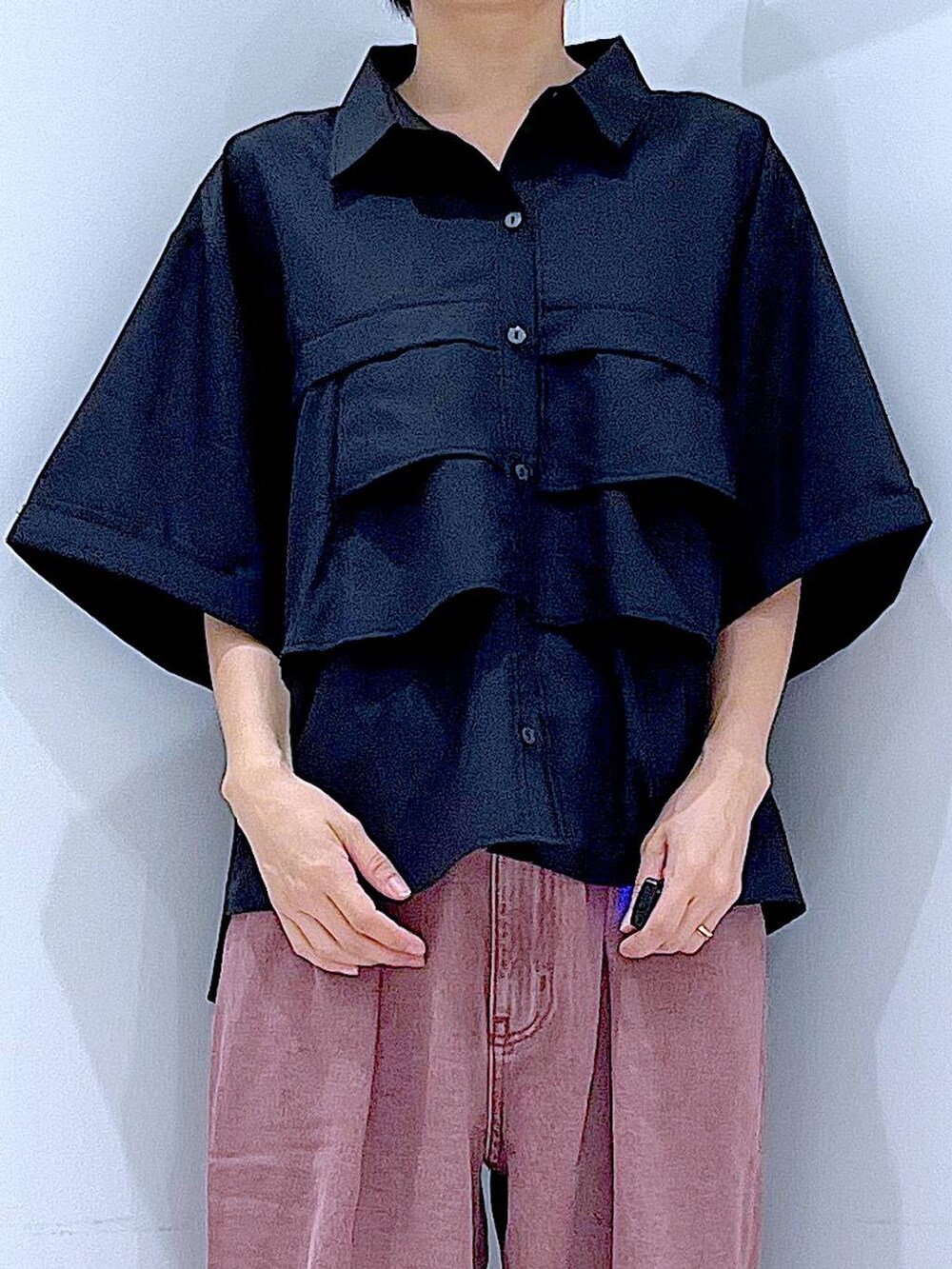 ブラック系のスニーカー、ブラック系のショルダーバッグ、ブラック系のシャツ/ブラウスを着用したレディースの秋コーディネートの7枚目の写真