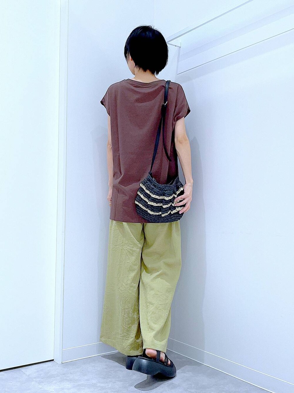 ブラック系のショルダーバッグ、ブラック系のサンダル、グリーン系のその他パンツを着用したレディースの夏コーディネートの5枚目の写真