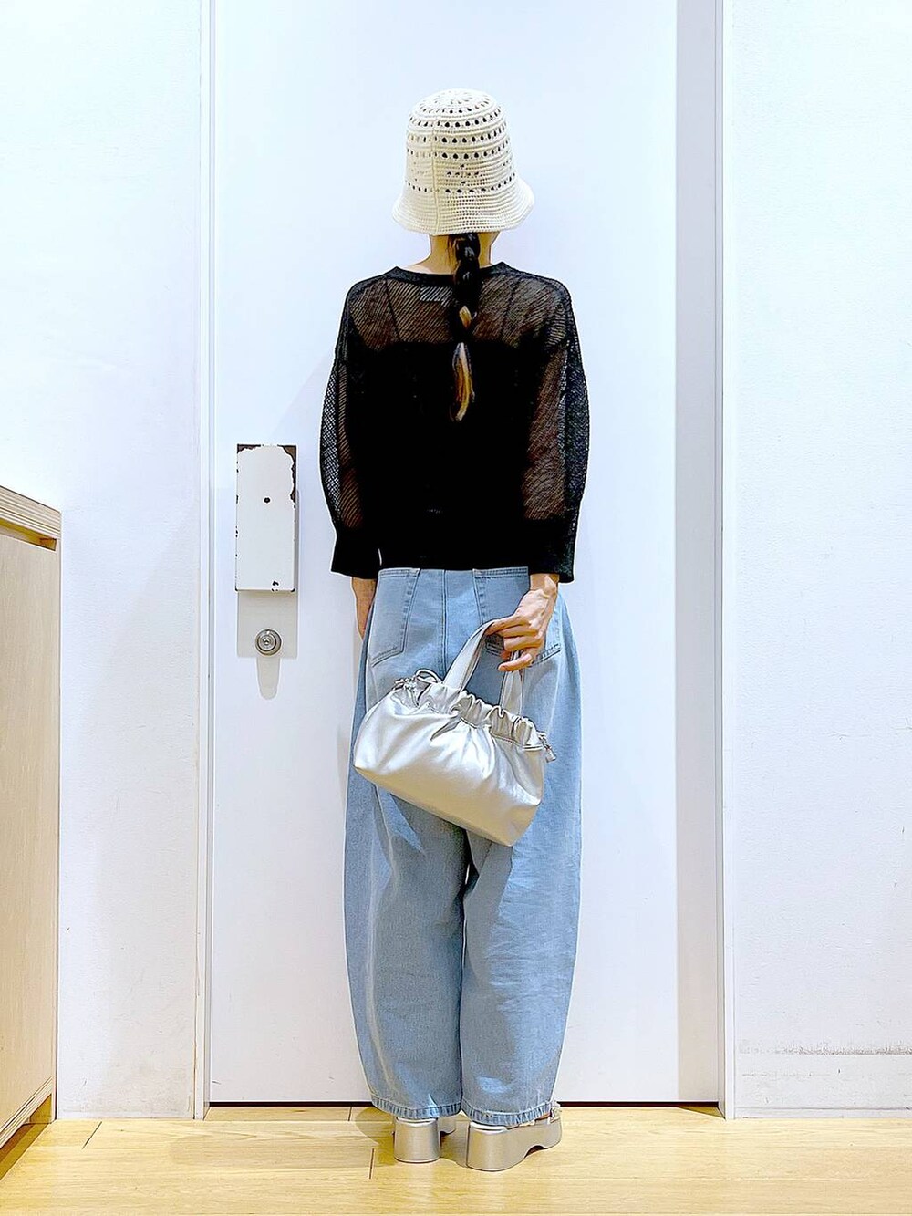 ブルー系のデニムパンツ、シルバー系のショルダーバッグ、シルバー系のサンダルを着用したレディースの夏コーディネートの5枚目の写真