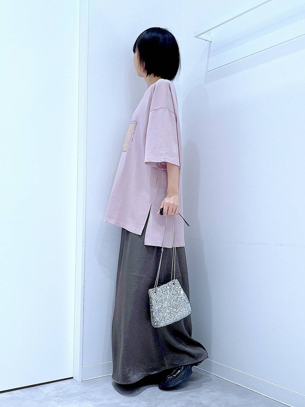 シルバー系のショルダーバッグ、ブラック系のローファー、ピンク系のTシャツ/カットソーを着用したレディースの秋コーディネートの3枚目の写真