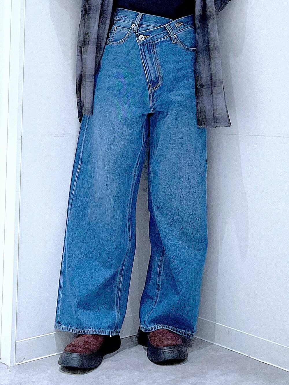 ブルー系のデニムパンツ、グレー系のシャツ/ブラウス、ホワイト系のハンドバッグを着用したレディースの秋コーディネートの8枚目の写真