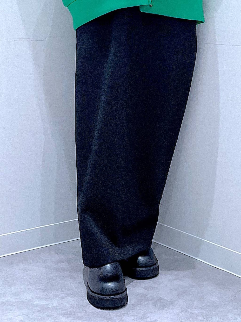 ブラック系のスカート、ブラック系のサンダル、ブラック系のショルダーバッグを着用したレディースの冬コーディネートの8枚目の写真