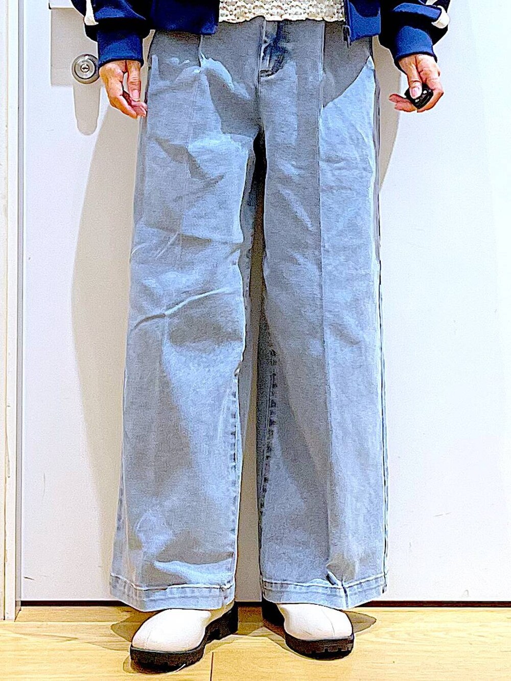 ブルー系のデニムパンツ、ベージュ系のブーツ、ブラック系のショルダーバッグを着用したレディースの冬コーディネートの8枚目の写真