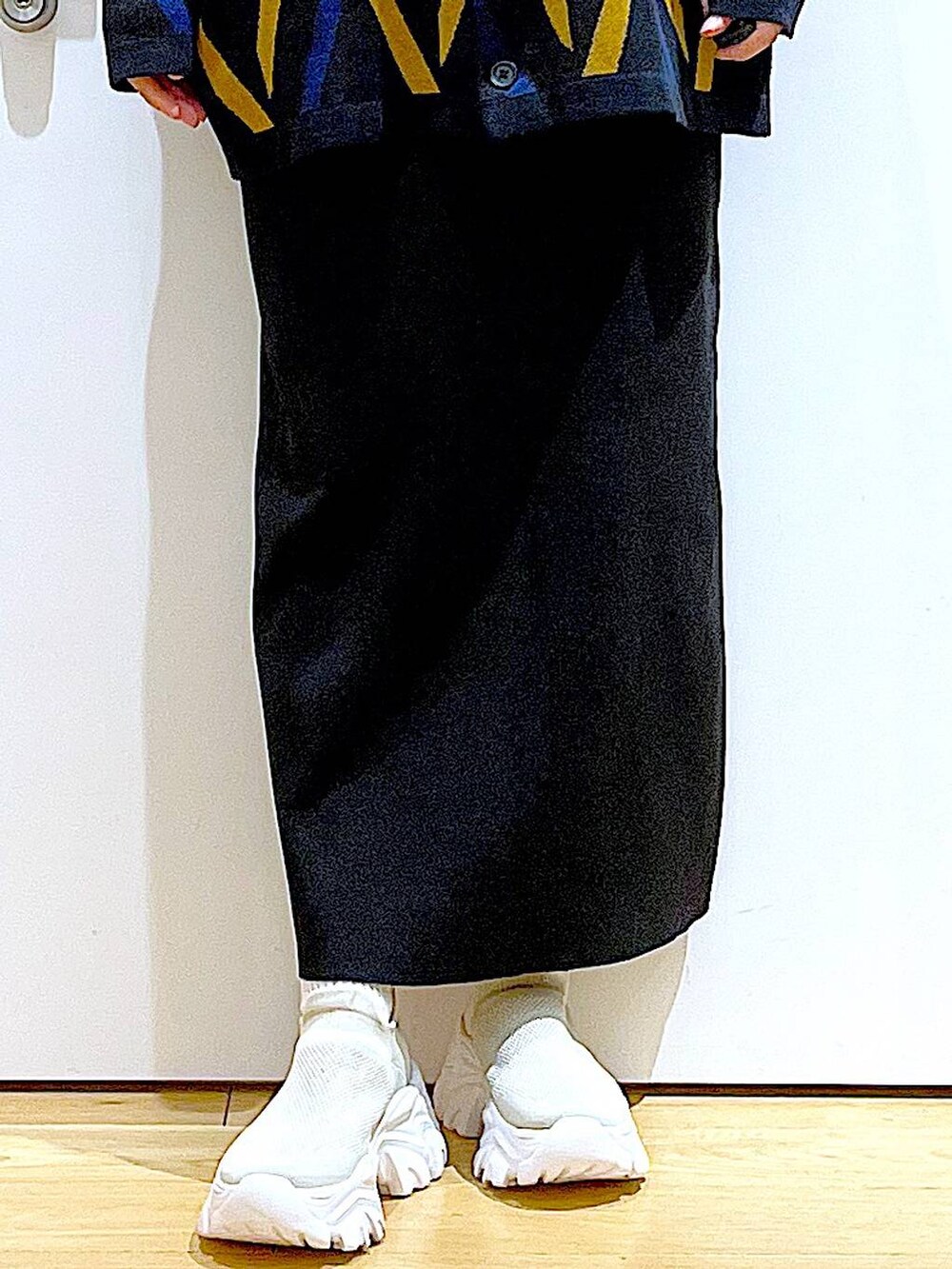 ブラック系のTシャツ/カットソー、ブラック系のカーディガン/ボレロ、ベージュ系のスニーカーを着用したレディースの春コーディネートの8枚目の写真