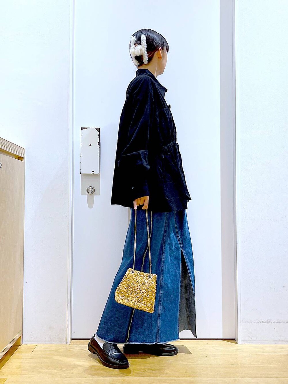 ベージュ系のショルダーバッグ、ブラック系のローファー、ブラック系のシャツ/ブラウスを着用したレディースの秋コーディネートの4枚目の写真