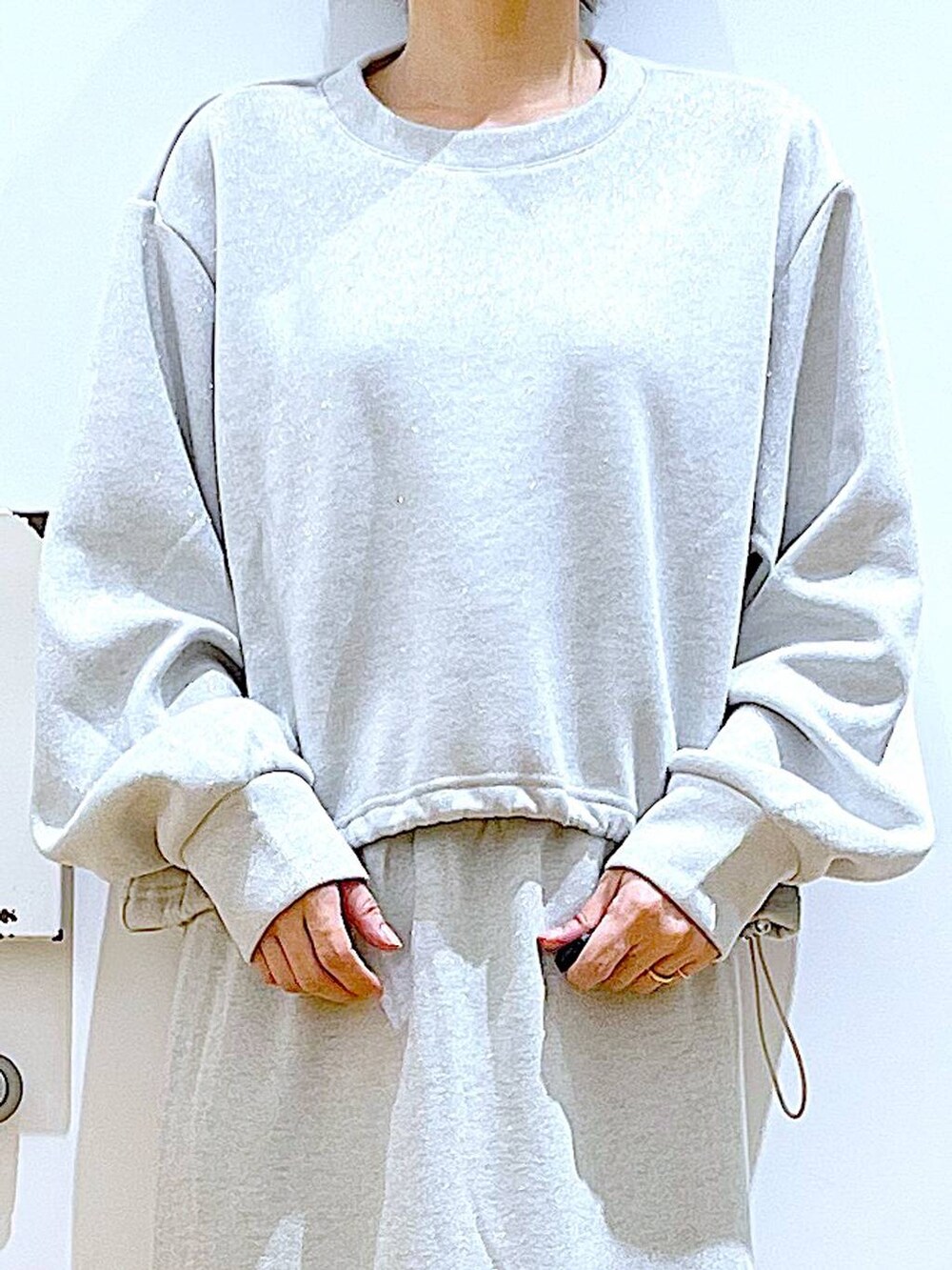 ブラック系のブーツ、ブラック系のショルダーバッグ、ベージュ系のスウェットを着用したレディースの冬コーディネートの7枚目の写真