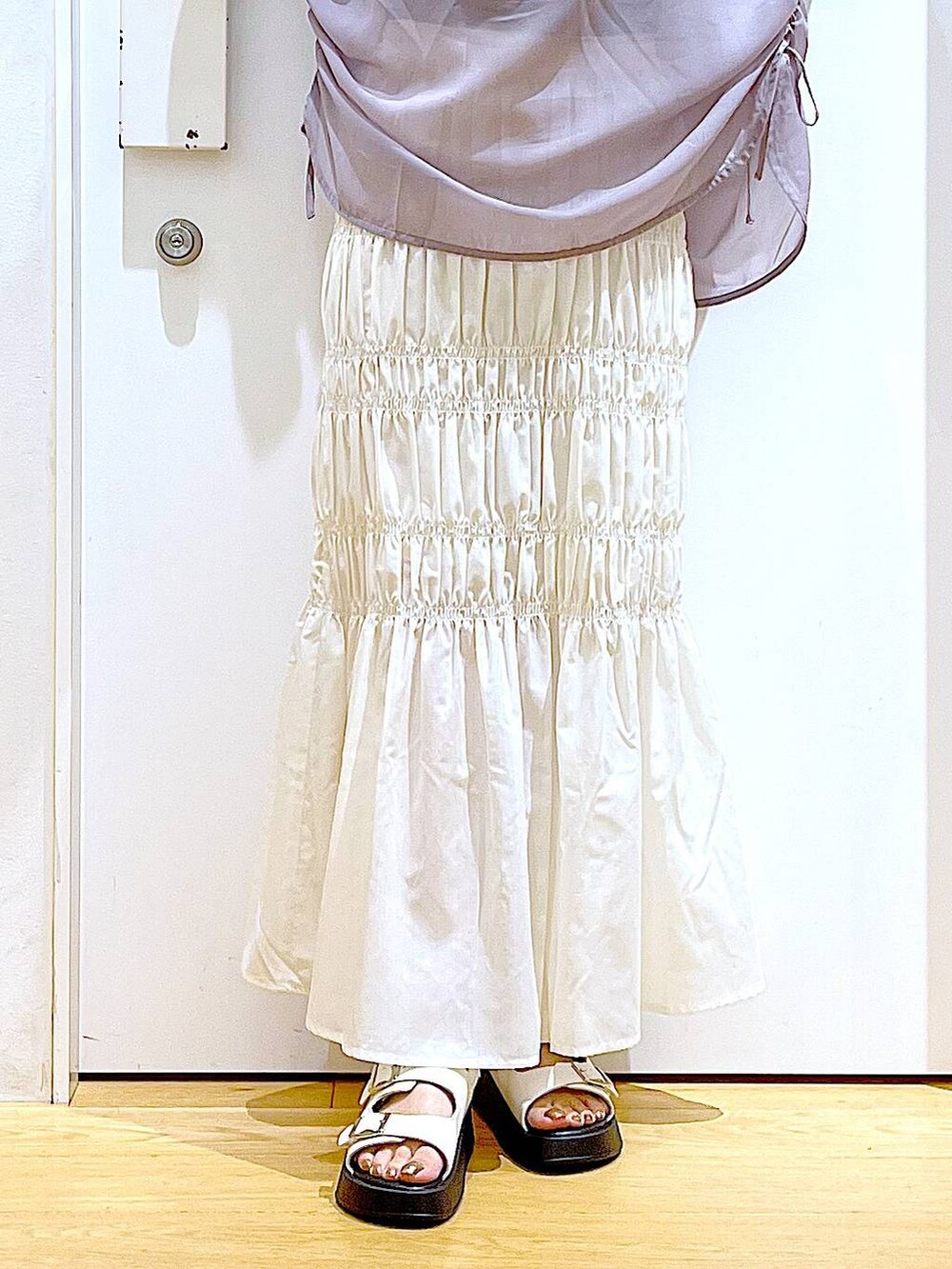 ホワイト系のサンダル、ホワイト系のショルダーバッグ、ホワイト系のスカートを着用したレディースの夏コーディネートの8枚目の写真