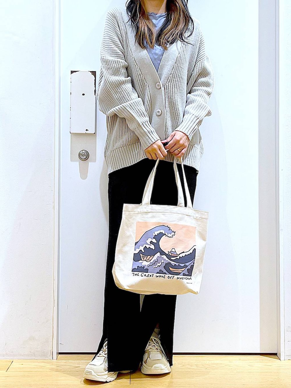 その他のトートバッグ、ブルー系のTシャツ/カットソー、グレー系のカーディガン/ボレロを着用したレディースの冬コーディネートの6枚目の写真