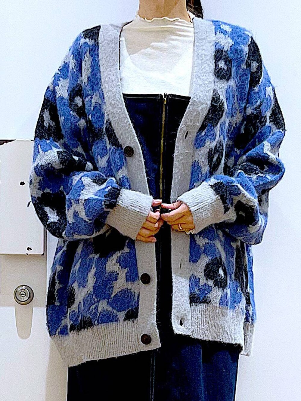 ブルー系のジャンパースカート、ホワイト系のTシャツ/カットソー、ベージュ系のブーツを着用したレディースの冬コーディネートの7枚目の写真