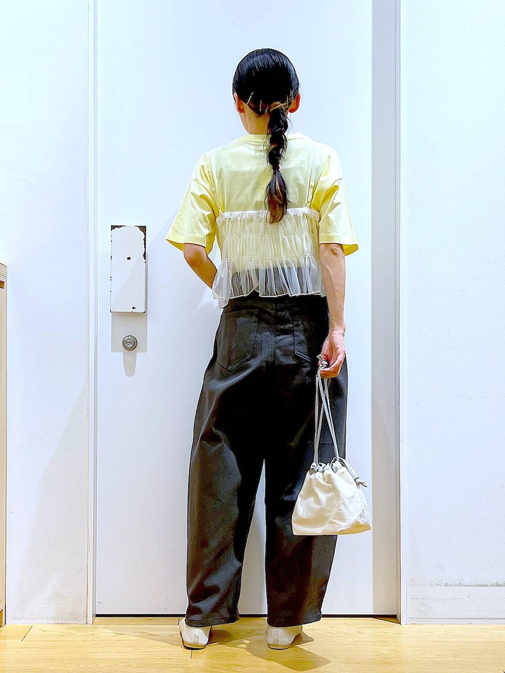 ホワイト系のショルダーバッグ、グレー系のその他パンツ、ホワイト系のパンプスを着用したレディースの春コーディネートの5枚目の写真