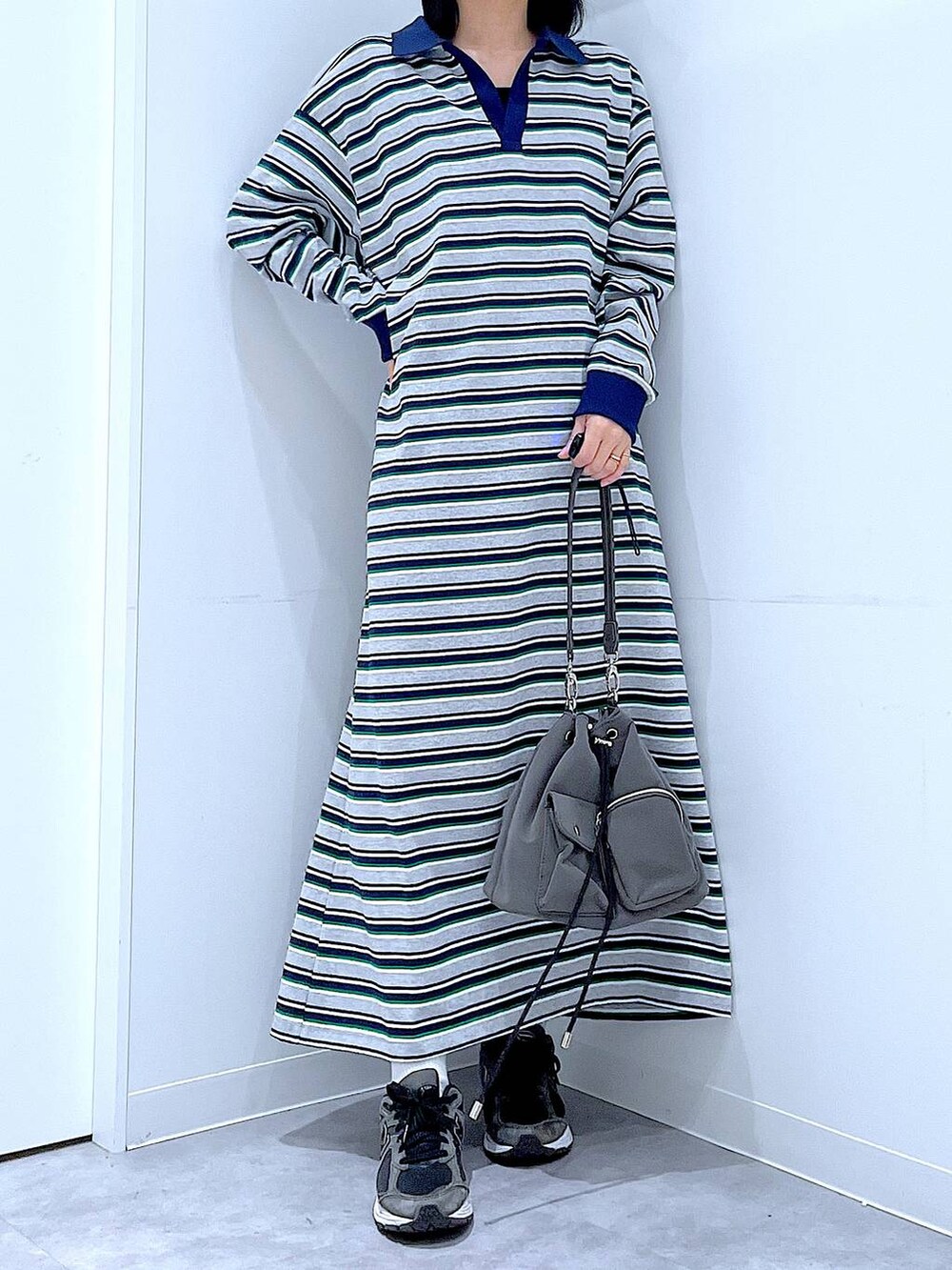 グリーン系のキャップを着用したレディースの春コーディネートの6枚目の写真