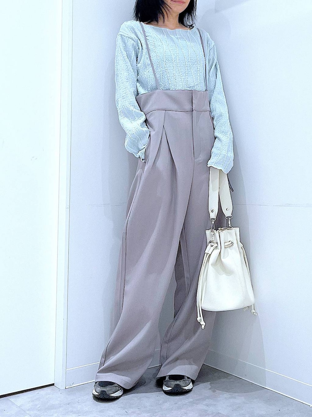 ホワイト系のショルダーバッグ、グレー系のサロペット/オーバーオール、その他のサングラスを着用したレディースの春コーディネートの6枚目の写真