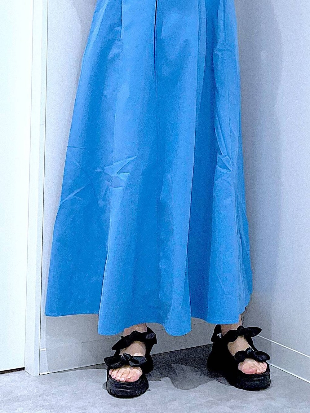 ブラック系のトートバッグ、ブラック系のサンダル、ブルー系のワンピースを着用したレディースの夏コーディネートの8枚目の写真