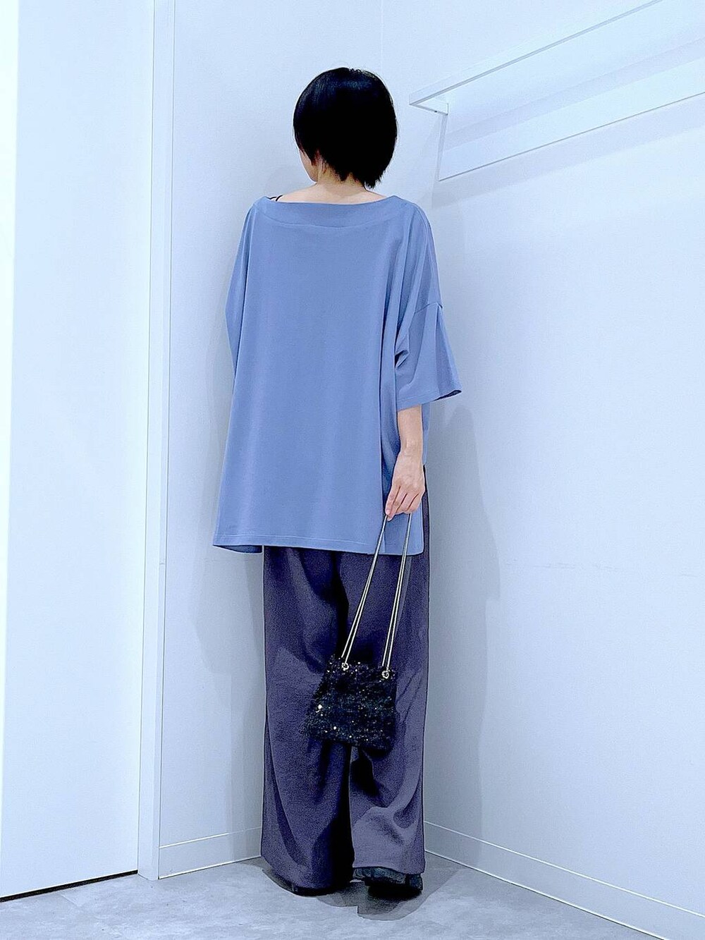 グレー系のその他パンツ、ブラック系のショルダーバッグ、ブルー系のTシャツ/カットソーを着用したレディースの夏コーディネートの5枚目の写真