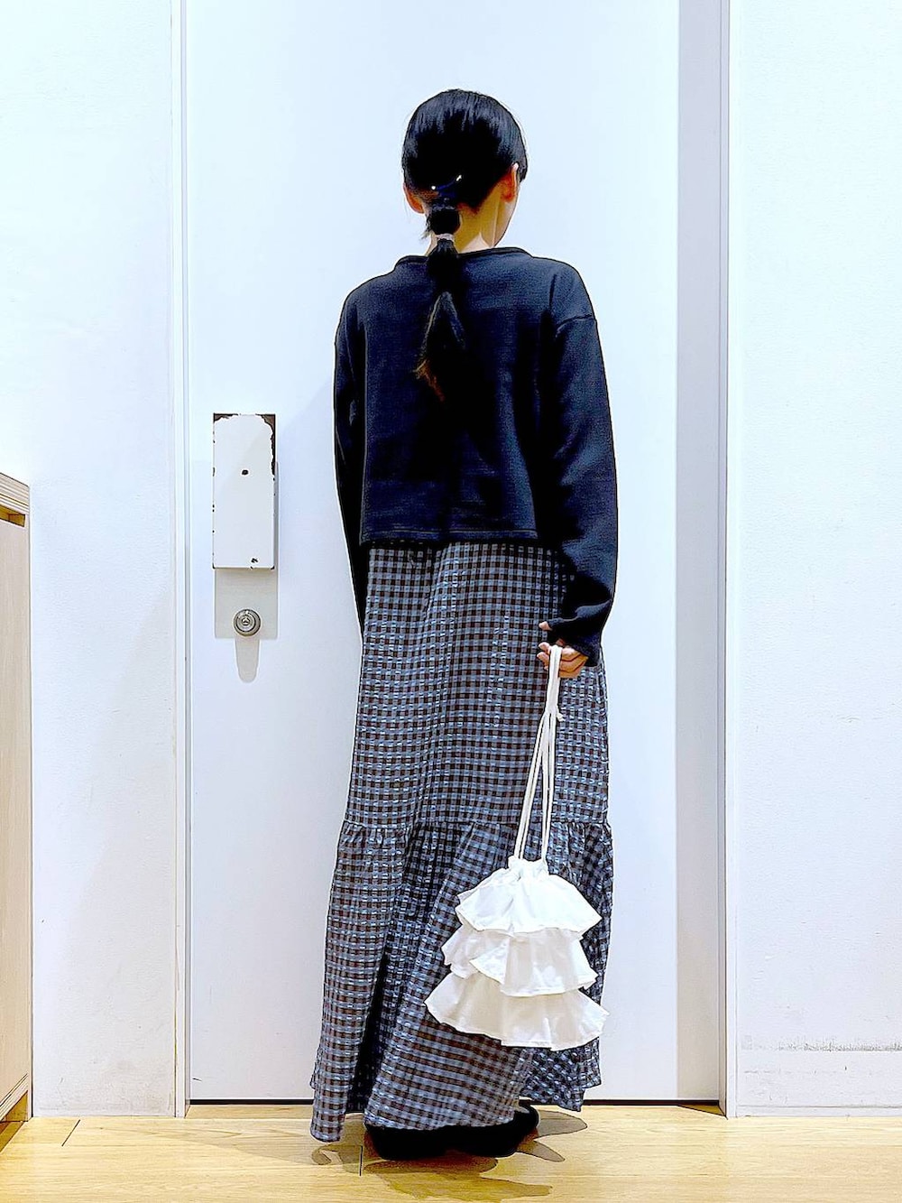 ホワイト系のショルダーバッグ、ブラック系のパンプス、ブルー系のワンピースを着用したレディースの春コーディネートの5枚目の写真