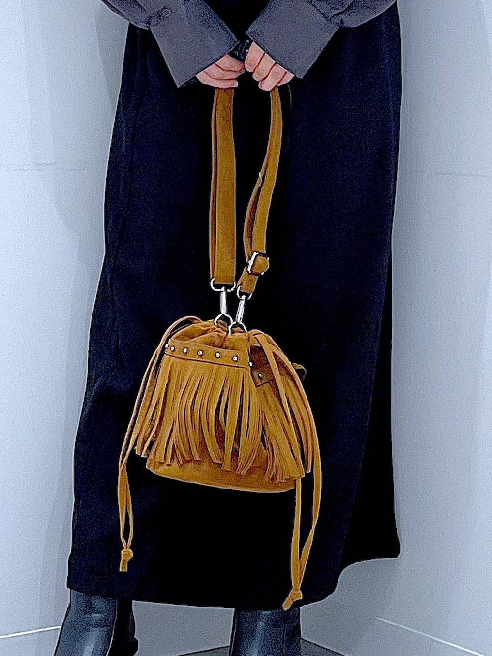 ブラック系のスカート、ブラック系のブーツ、グレー系のシャツ/ブラウスを着用したレディースの秋コーディネートの9枚目の写真