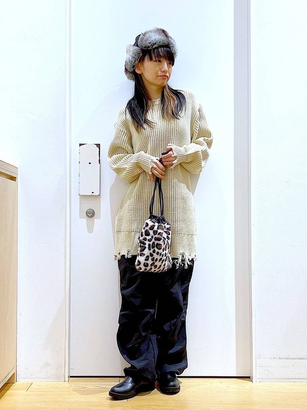 ブラック系のブーツ、その他のショルダーバッグ、ブラック系のカーゴパンツを着用したレディースの冬コーディネートの2枚目の写真