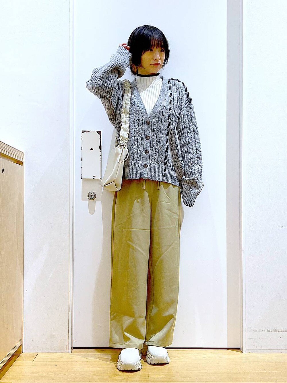 ベージュ系のニット/セーター、ベージュ系のブーツ、イエロー系のその他パンツを着用したレディースの冬コーディネートの2枚目の写真