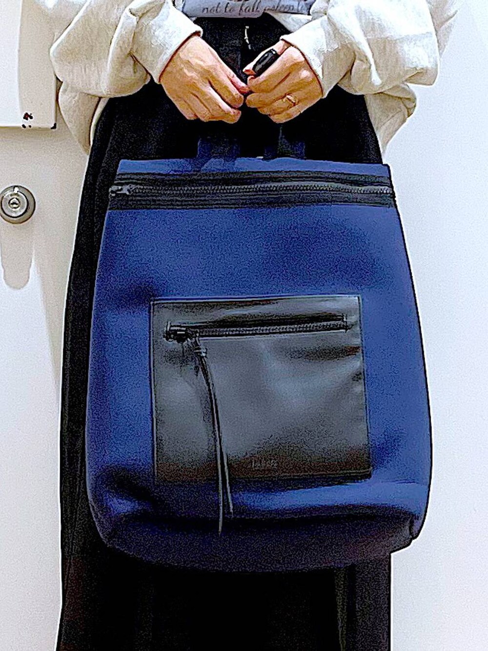 ブルー系のバックパック/リュック、ブラック系のブーツ、ブラック系のその他パンツを着用したレディースの冬コーディネートの9枚目の写真