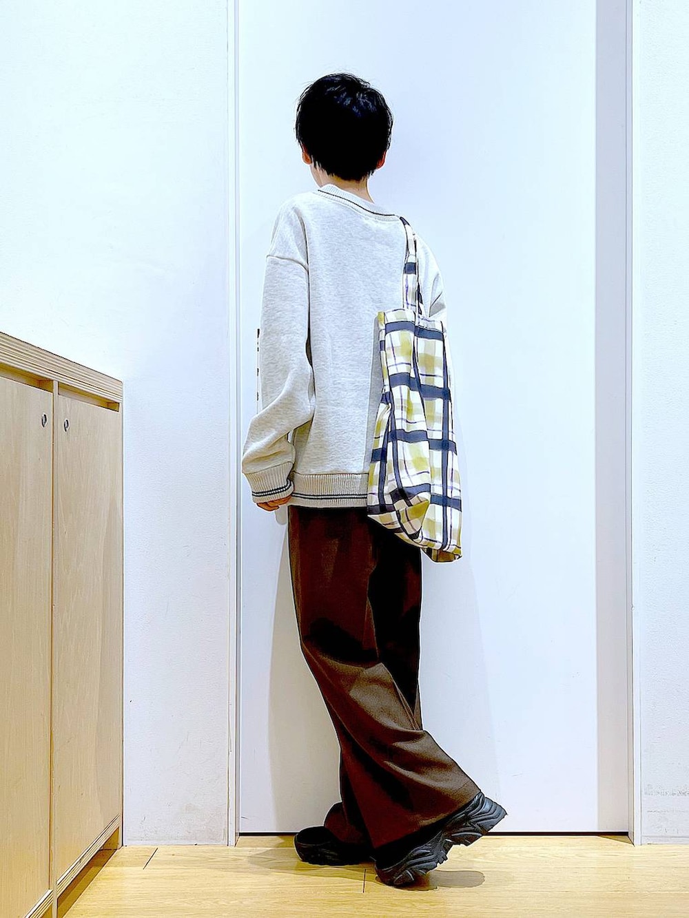 ブラック系のブーツ、その他のトートバッグ、ブラウン系のその他パンツを着用したレディースの冬コーディネートの3枚目の写真