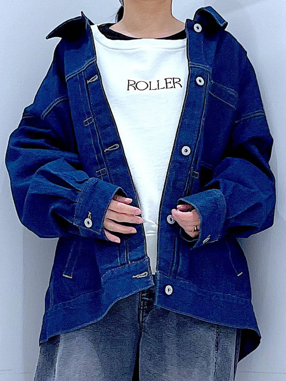 ブルー系のデニムジャケット、ブラック系のデニムパンツ、ブラウン系のショルダーバッグを着用したレディースの春コーディネートの7枚目の写真